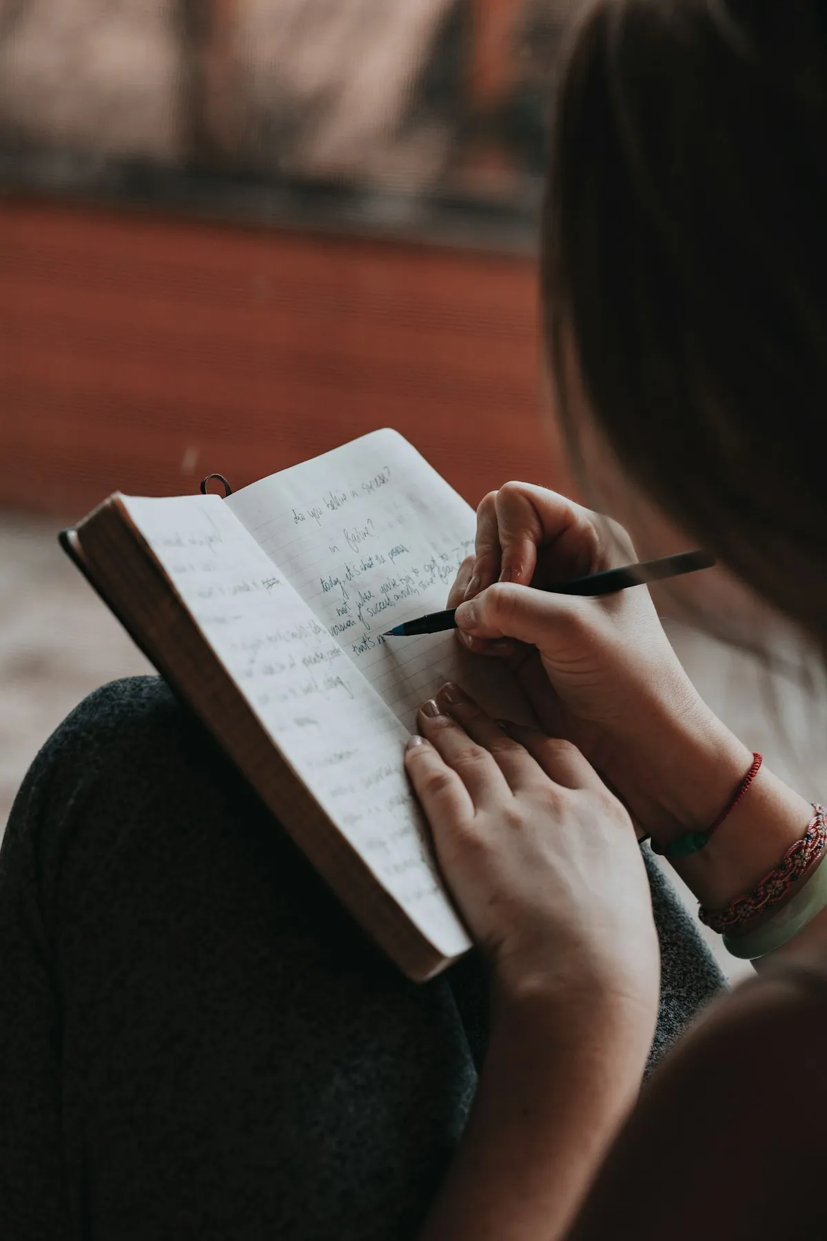 Manos escribiendo en un cuaderno