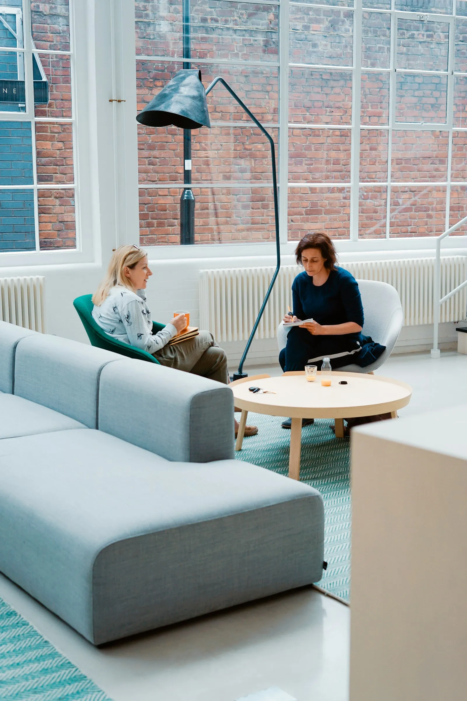 Consulta luminosa con sofá y sillones alrededor de una mesa baja